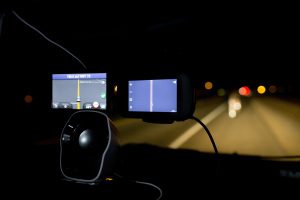 Blick vom Auto nach aussen, Navigation im Bild, Nachtfahrt